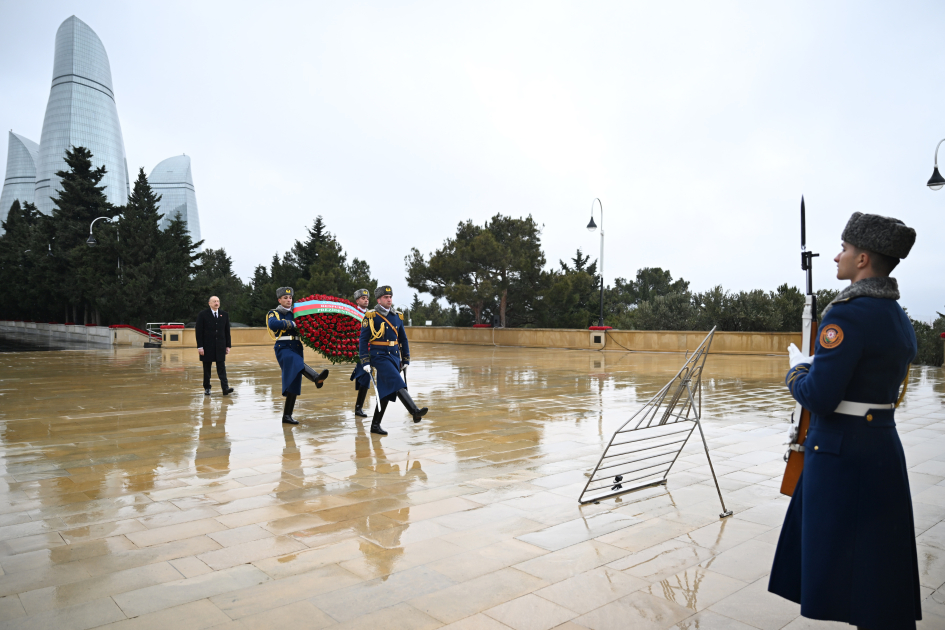 President Ilham Aliyev paid tribute to 20 January martyrs (PHOTO)