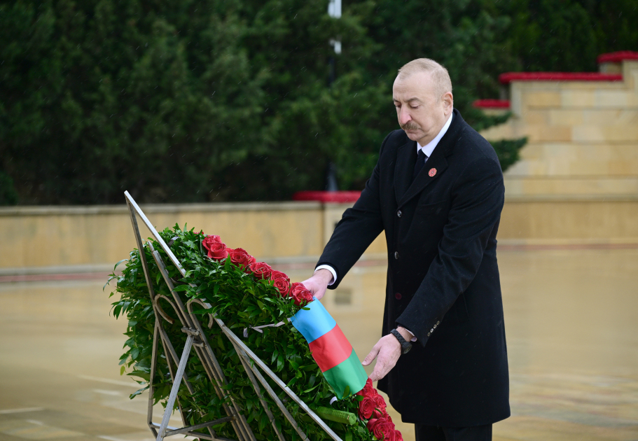 President Ilham Aliyev paid tribute to 20 January martyrs (PHOTO)
