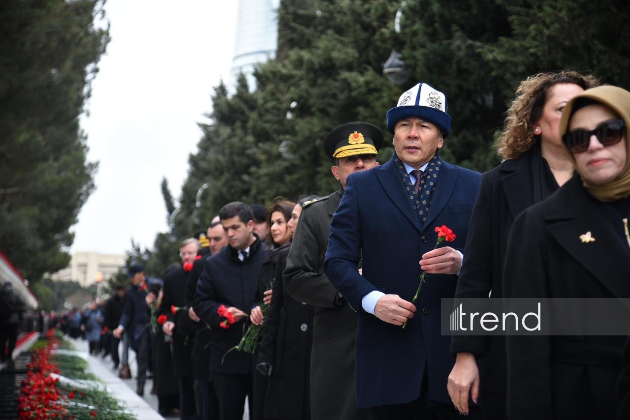 Diplomatic corps reps pay tribute to martyrs in Azerbaijan's Baku (PHOTO)