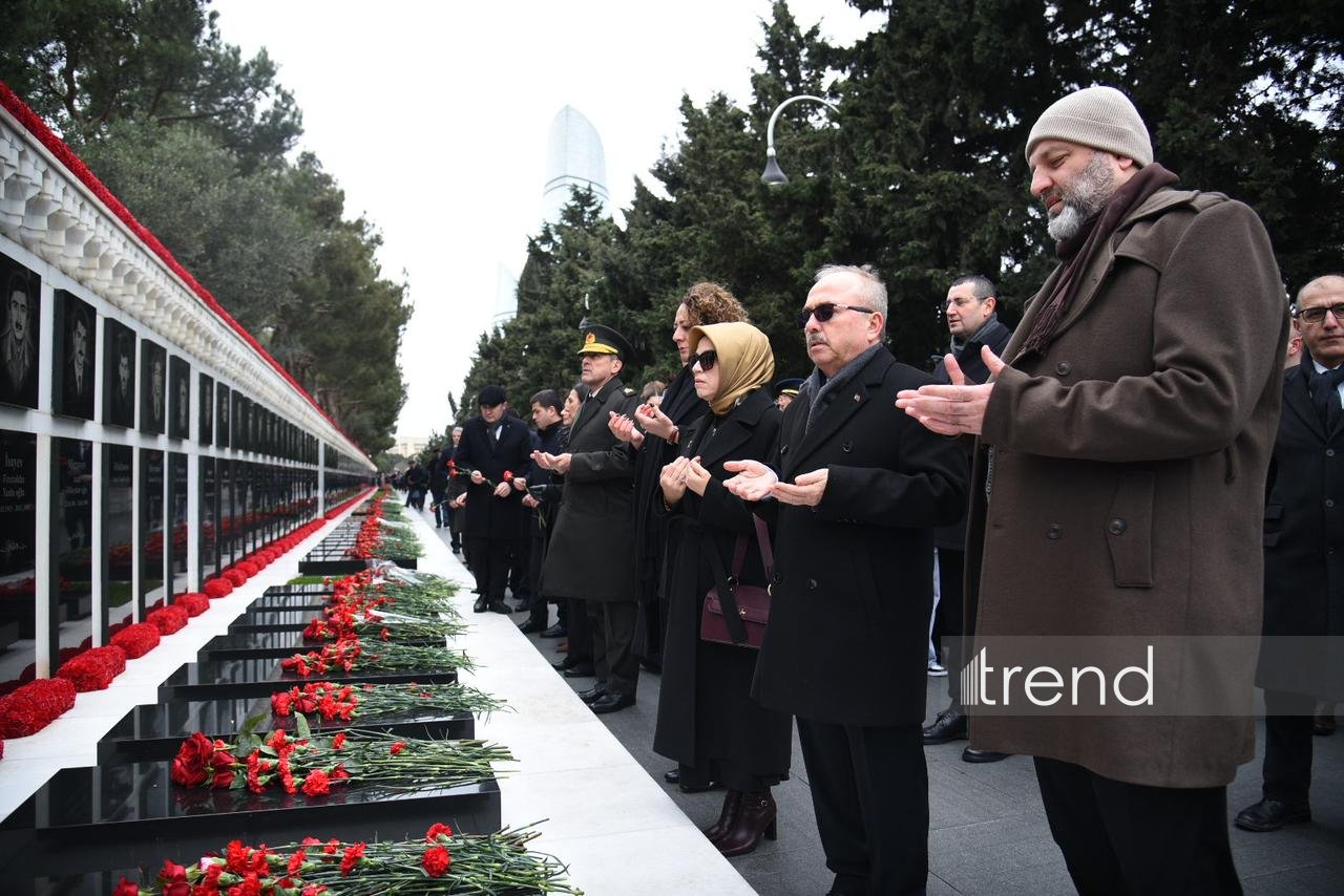 Diplomatic corps reps pay tribute to martyrs in Azerbaijan's Baku (PHOTO)