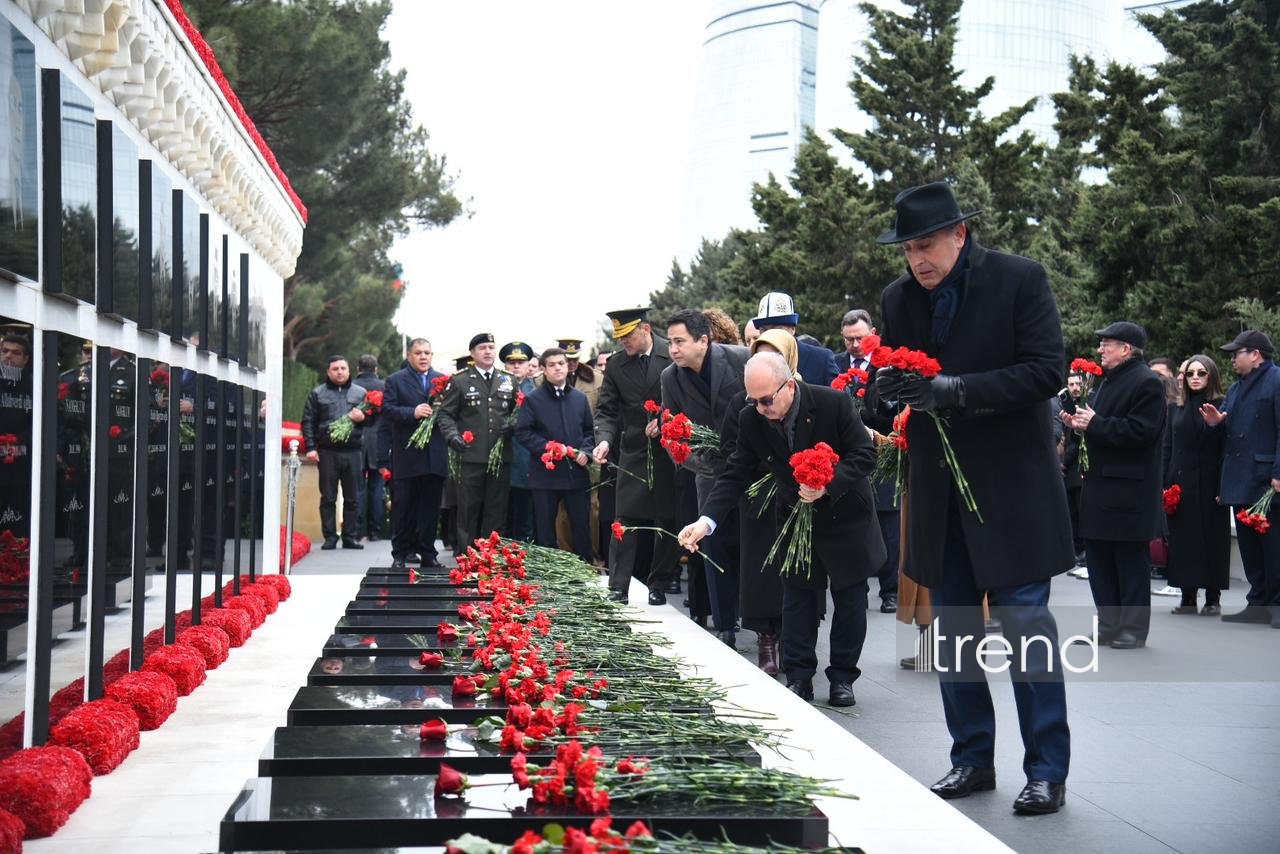 Diplomatic corps reps pay tribute to martyrs in Azerbaijan's Baku (PHOTO)