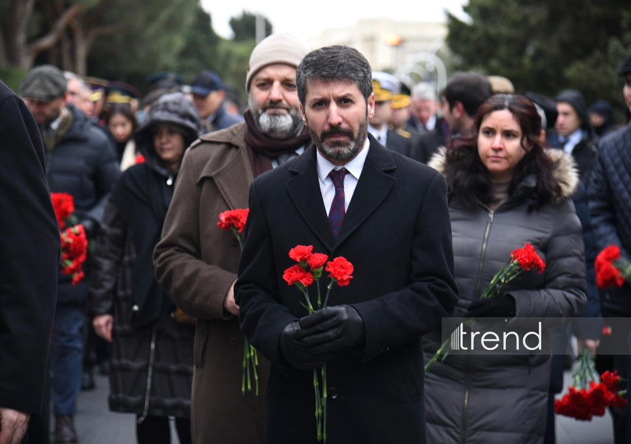 Diplomatic corps reps pay tribute to martyrs in Azerbaijan's Baku (PHOTO)
