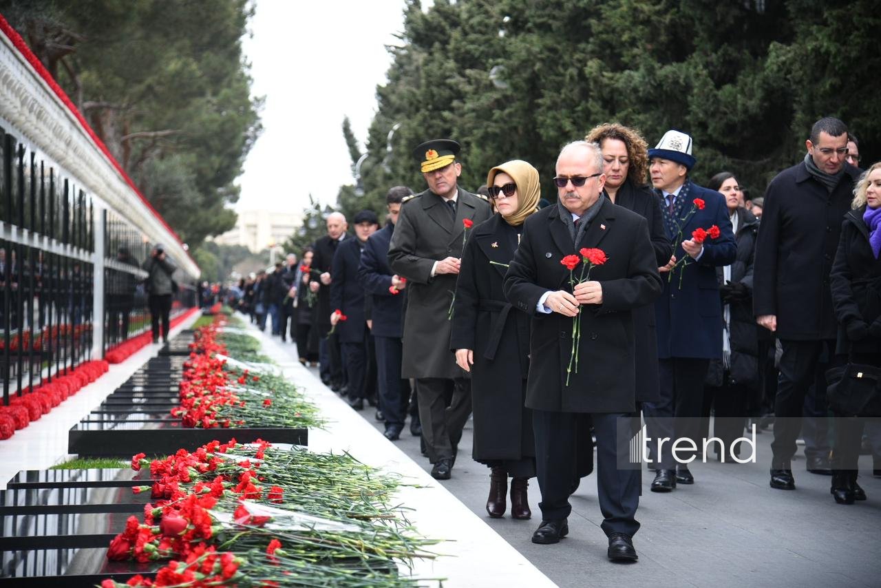 Diplomatic corps reps pay tribute to martyrs in Azerbaijan's Baku (PHOTO)