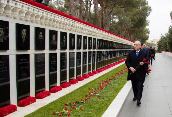 Azerbaijani State Security Service officials pay tribute at Alley of Martyrs (PHOTO/VIDEO)