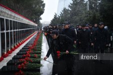 Azerbaijani people honor memory of victims of 20 January tragedy (PHOTO)