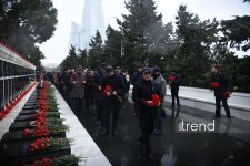 Azerbaijani people honor memory of victims of 20 January tragedy (PHOTO)