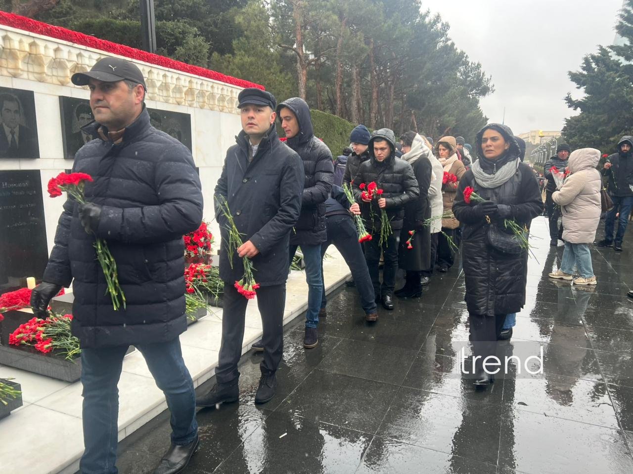 Azerbaijani people honor memory of victims of 20 January tragedy (PHOTO)