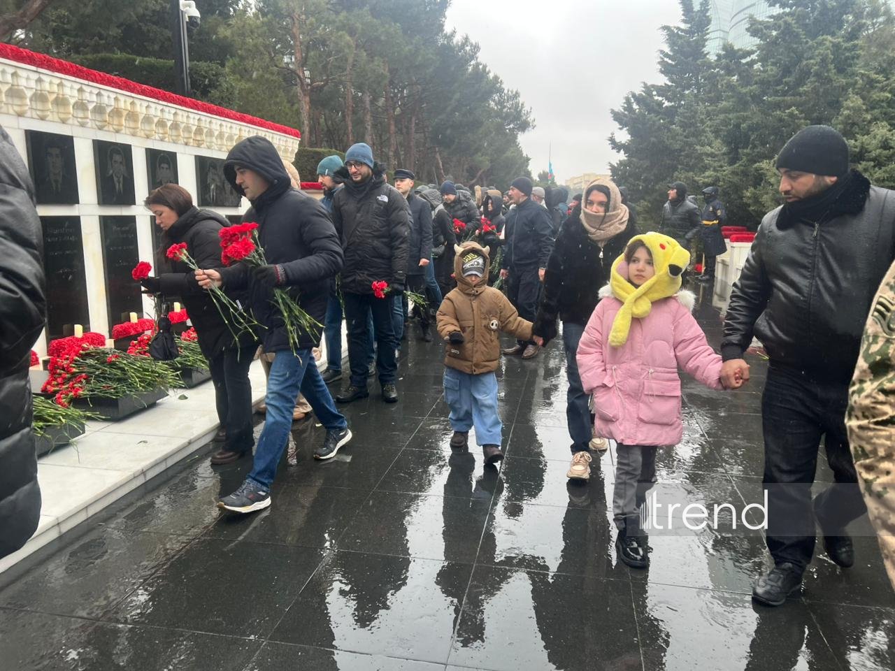 Azerbaijani people honor memory of victims of 20 January tragedy (PHOTO)