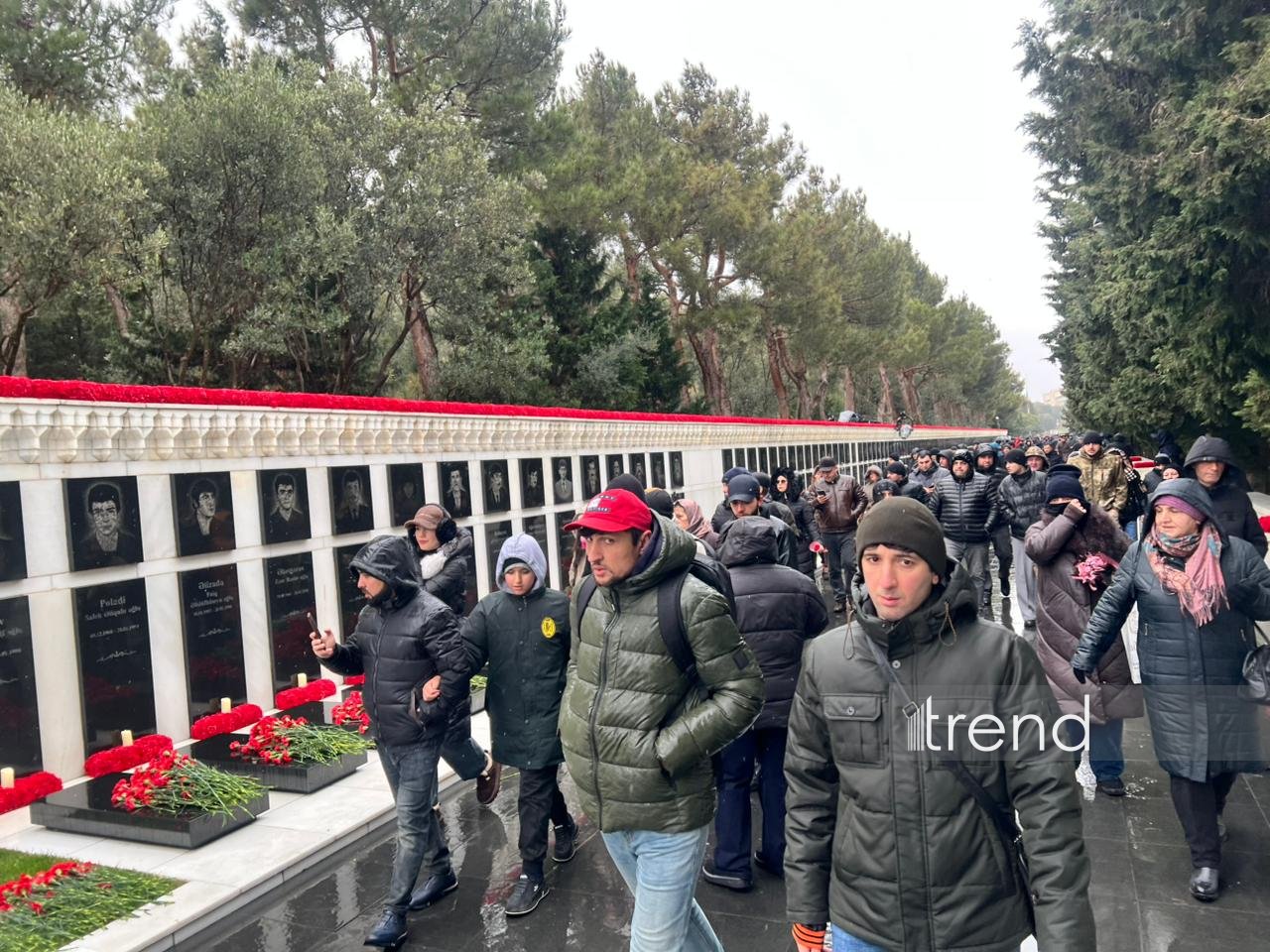 Azerbaijani people honor memory of victims of 20 January tragedy (PHOTO)