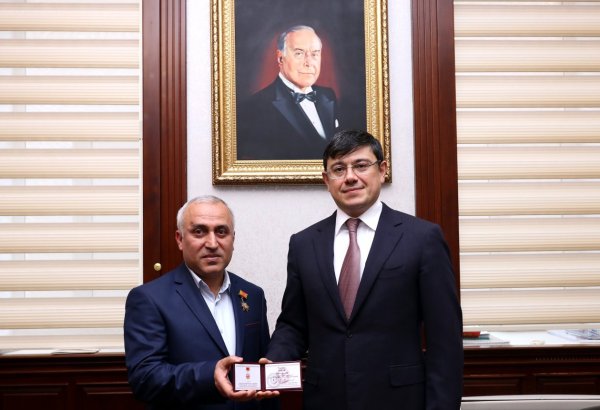 Azerbaijani diaspora leader in Ukraine receives award for service