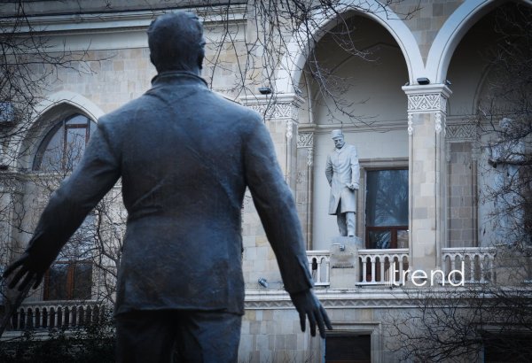 Gazing at Baku from National Library facade — stone gallery of great names (PHOTO)