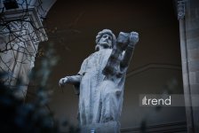 Gazing at Baku from National Library facade — stone gallery of great names (PHOTO)