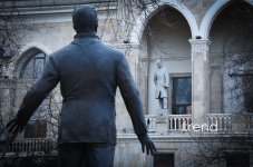 Gazing at Baku from National Library facade — stone gallery of great names (PHOTO)