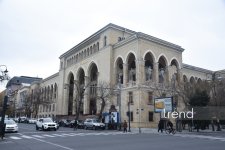 Gazing at Baku from National Library facade — stone gallery of great names (PHOTO)