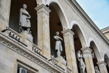 Gazing at Baku from National Library facade — stone gallery of great names (PHOTO)