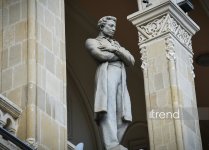 Gazing at Baku from National Library facade — stone gallery of great names (PHOTO)