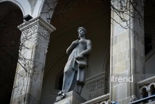 Gazing at Baku from National Library facade — stone gallery of great names (PHOTO)