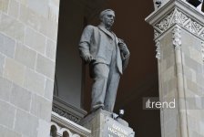 Gazing at Baku from National Library facade — stone gallery of great names (PHOTO)