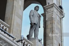 Gazing at Baku from National Library facade — stone gallery of great names (PHOTO)