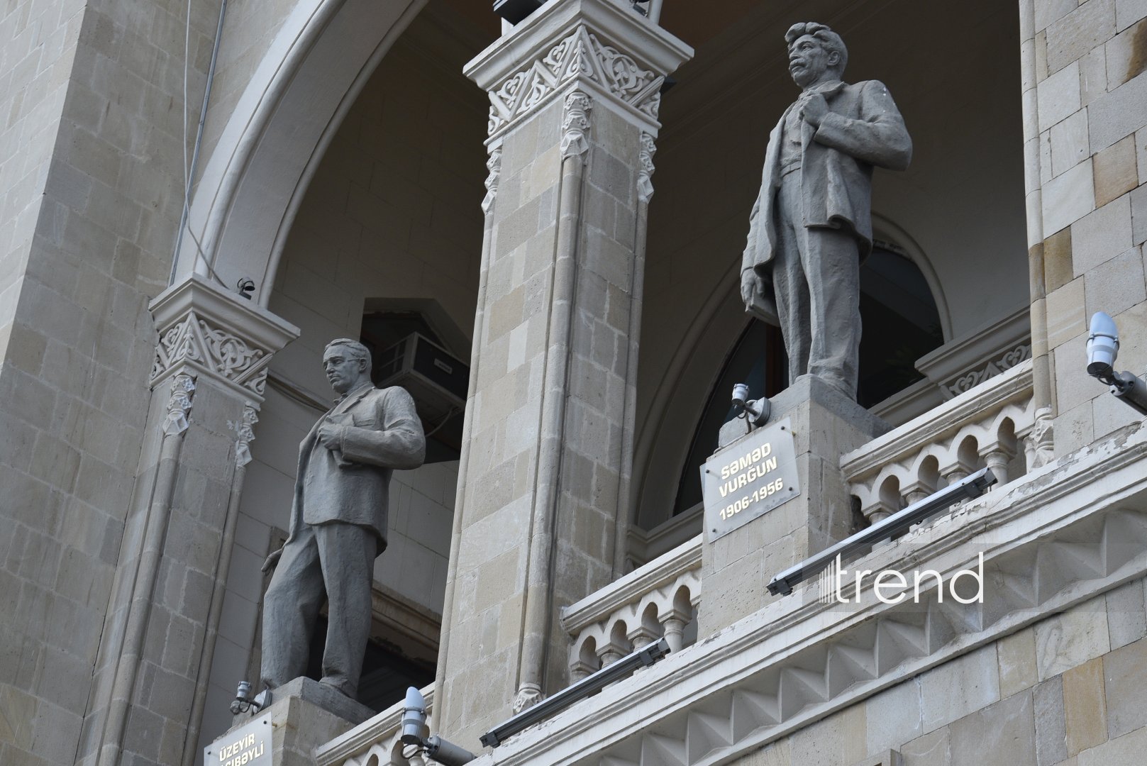 Gazing at Baku from National Library facade — stone gallery of great names (PHOTO)