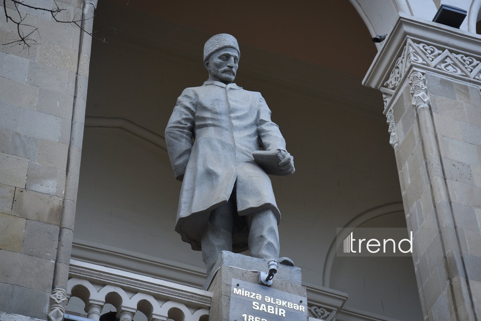 Gazing at Baku from National Library facade — stone gallery of great names (PHOTO)