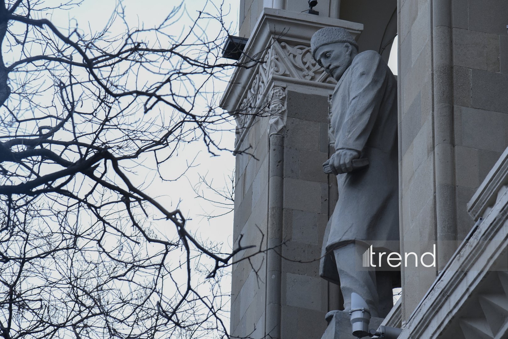 Gazing at Baku from National Library facade — stone gallery of great names (PHOTO)