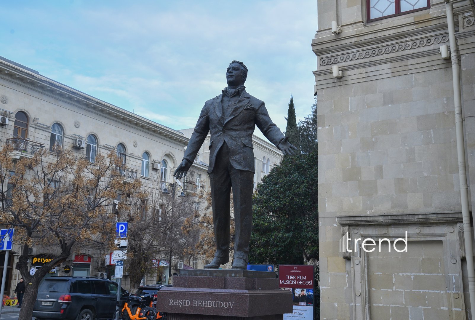 Gazing at Baku from National Library facade — stone gallery of great names (PHOTO)