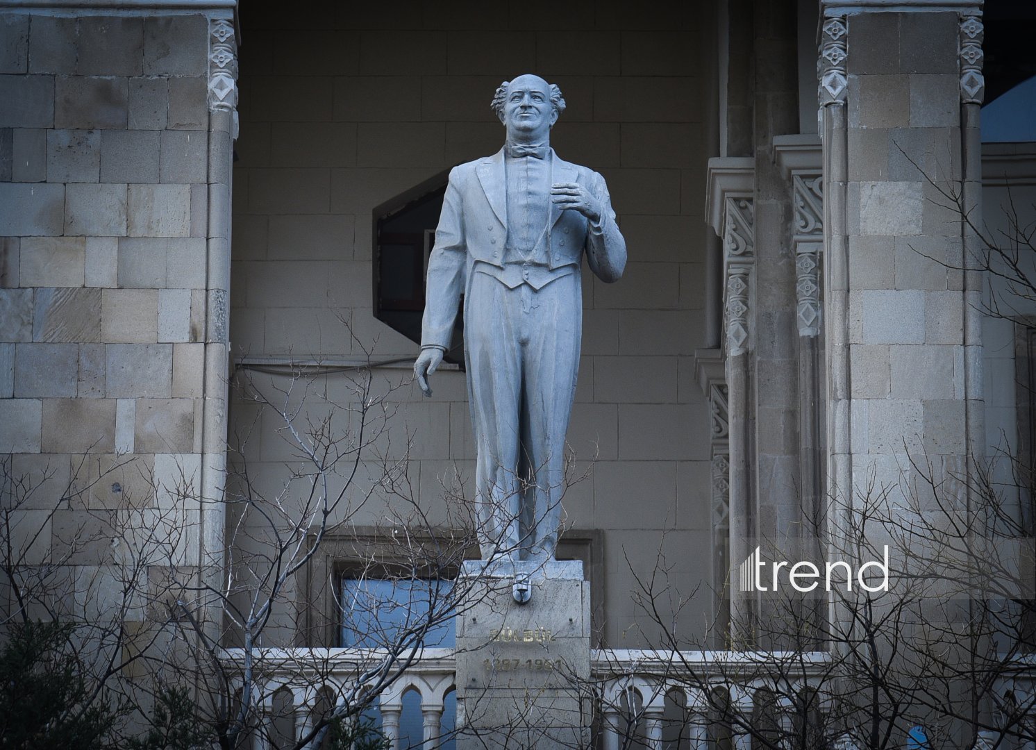 Gazing at Baku from National Library facade — stone gallery of great names (PHOTO)