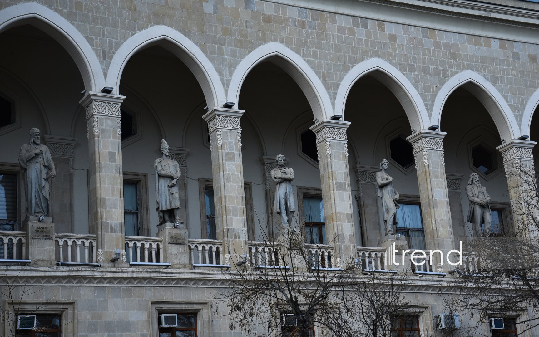 Gazing at Baku from National Library facade — stone gallery of great names (PHOTO)