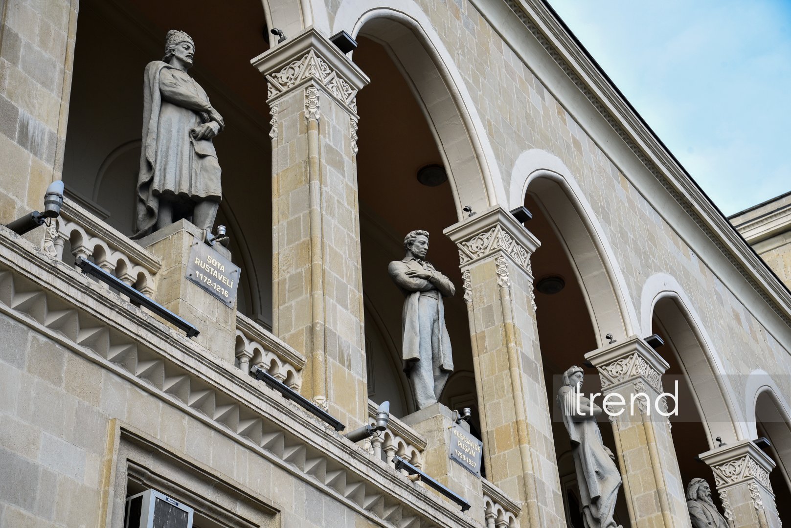 Gazing at Baku from National Library facade — stone gallery of great names (PHOTO)