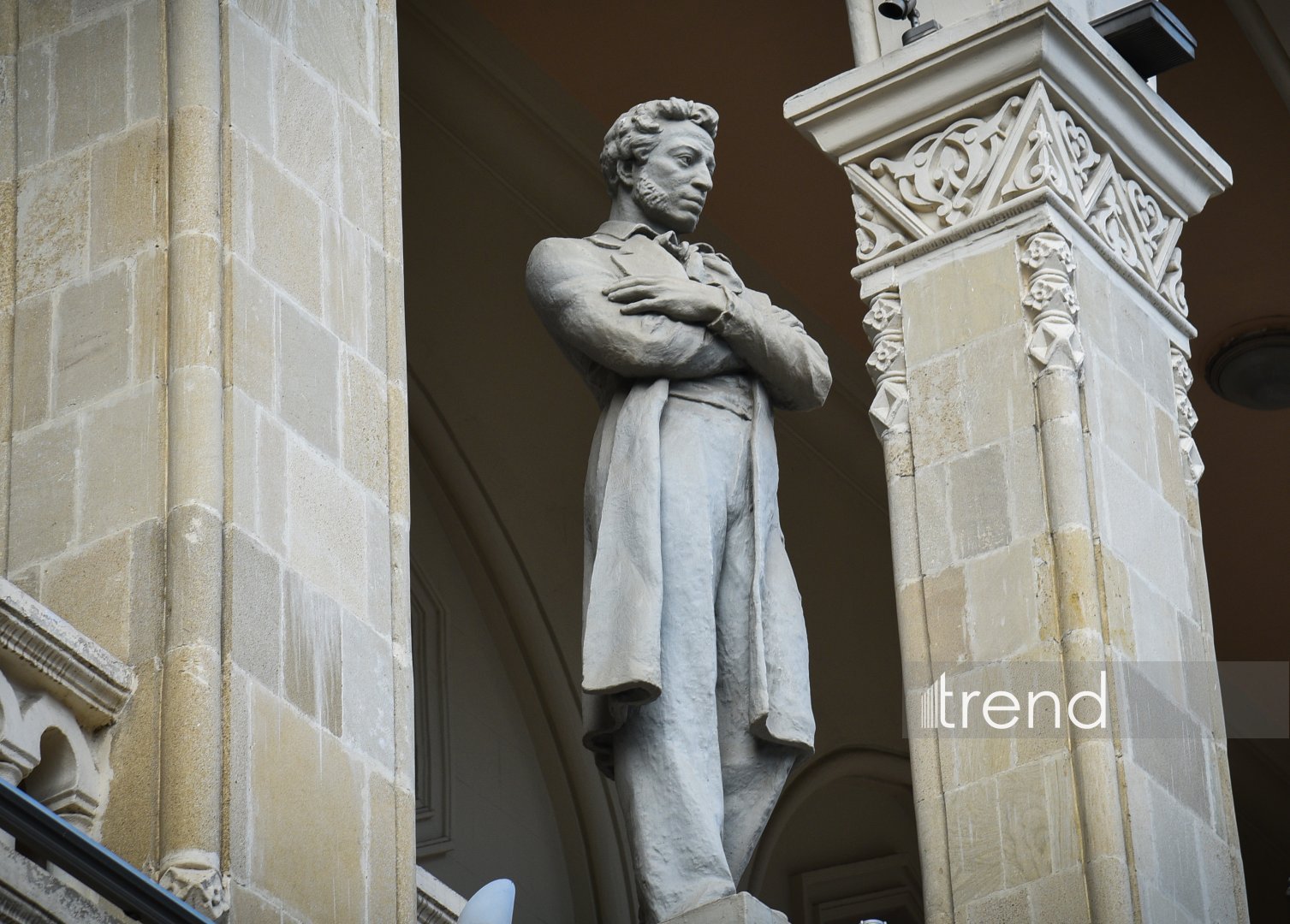 Gazing at Baku from National Library facade — stone gallery of great names (PHOTO)