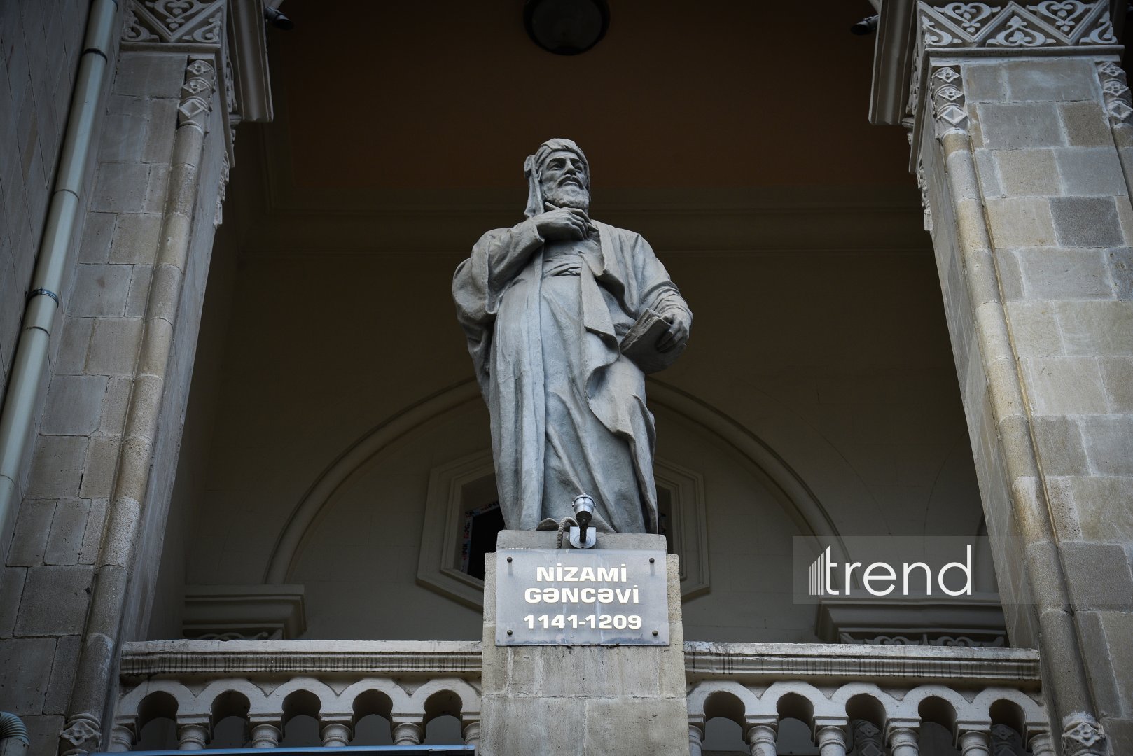 Gazing at Baku from National Library facade — stone gallery of great names (PHOTO)
