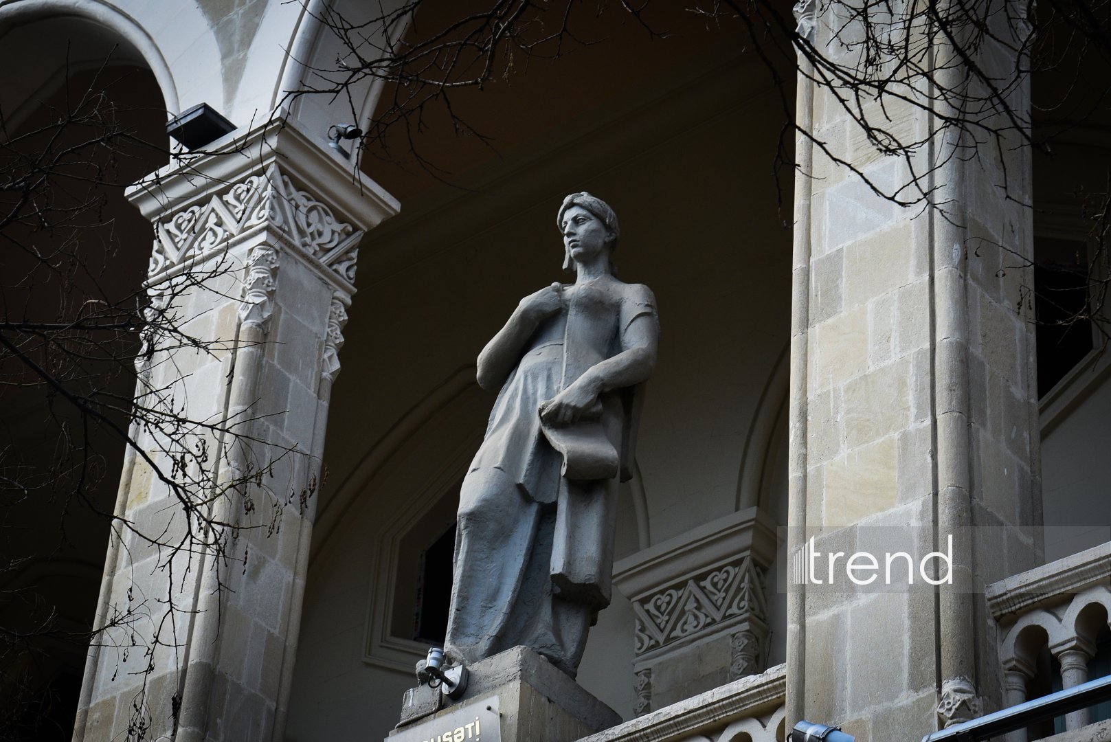 Gazing at Baku from National Library facade — stone gallery of great names (PHOTO)