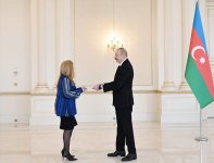 President Ilham Aliyev accepts credentials of Greece's newly appointed ambassador (PHOTO)