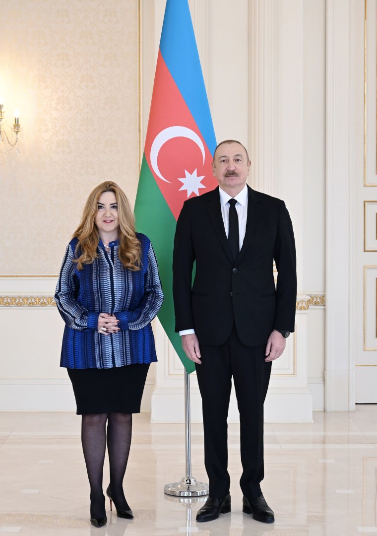 President Ilham Aliyev accepts credentials of Greece's newly appointed ambassador (PHOTO)