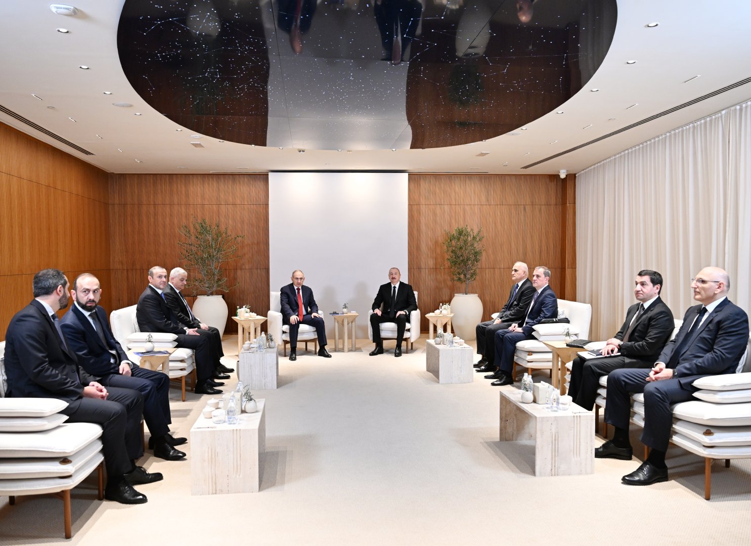 President Ilham Aliyev holds expanded meeting with Armenian Prime Minister in Abu Dhabi (PHOTO/VIDEO)
