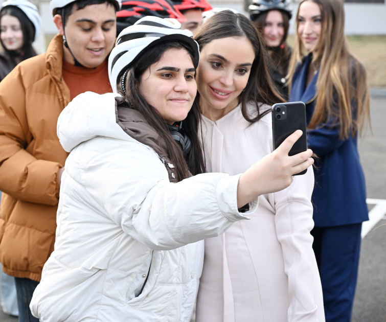 Heydar Aliyev Foundation VP Leyla Aliyeva and Alena Aliyeva visit STEAM center and Secondary School No. 37 in Ganja (PHOTO)