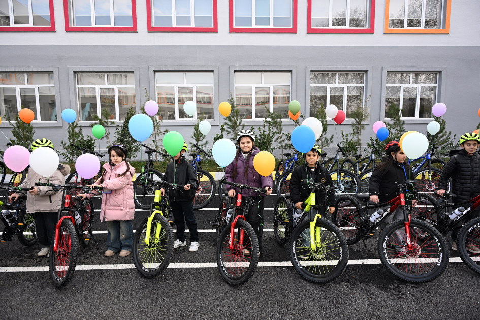 Heydar Aliyev Foundation VP Leyla Aliyeva and Alena Aliyeva visit STEAM center and Secondary School No. 37 in Ganja (PHOTO)