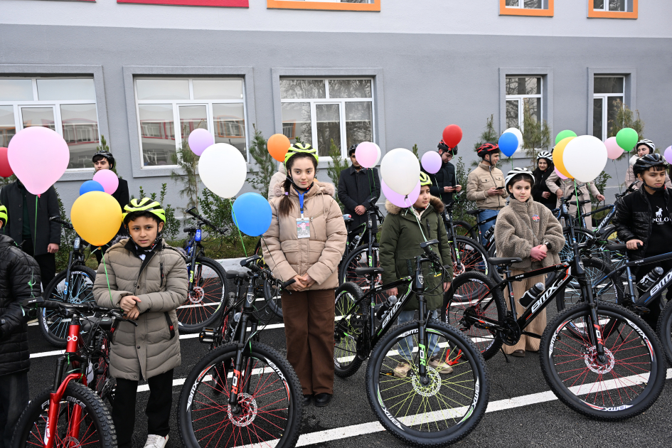 Heydar Aliyev Foundation VP Leyla Aliyeva and Alena Aliyeva visit STEAM center and Secondary School No. 37 in Ganja (PHOTO)