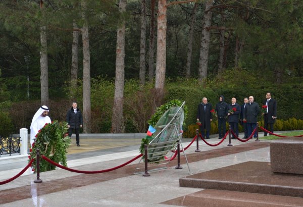 President of Arab Parliament visits Alley of Honors and Victory Park in Baku (PHOTO)