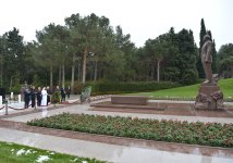 President of Arab Parliament visits Alley of Honors and Victory Park in Baku (PHOTO)
