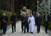 President of Arab Parliament visits Alley of Honors and Victory Park in Baku (PHOTO)