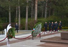President of Arab Parliament visits Alley of Honors and Victory Park in Baku (PHOTO)