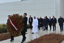 President of Arab Parliament visits Alley of Honors and Victory Park in Baku (PHOTO)