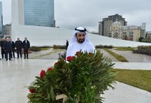 President of Arab Parliament visits Alley of Honors and Victory Park in Baku (PHOTO)