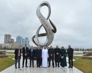 President of Arab Parliament visits Alley of Honors and Victory Park in Baku (PHOTO)