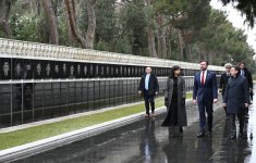 U.S. Vice President JD Vance pays tribute to Azerbaijani martyrs in Baku (PHOTO)
