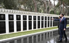 U.S. Vice President JD Vance pays tribute to Azerbaijani martyrs in Baku (PHOTO)