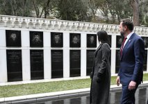 U.S. Vice President JD Vance pays tribute to Azerbaijani martyrs in Baku (PHOTO)