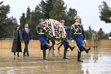 U.S. Vice President JD Vance pays tribute to Azerbaijani martyrs in Baku (PHOTO)